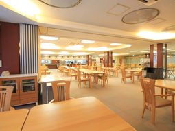 広々とした明るい食堂