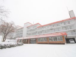 雪に包まれた建物外観