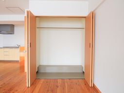 木製のすっきりしたクローゼット