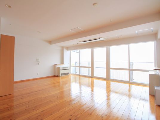 壁の一面が全面掃き出し窓になっており、ベランダに出られる。部屋全体に日光が差し込む明るい部屋である。エアコンと温水暖房機が併設されている。