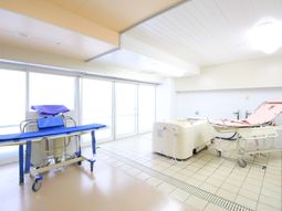 明るい入浴設備の様子