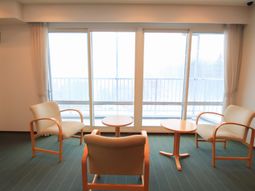 ゆったり椅子と窓のある部屋