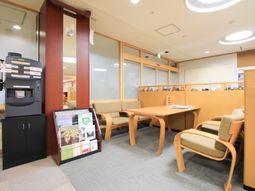 待合室の椅子とテーブル