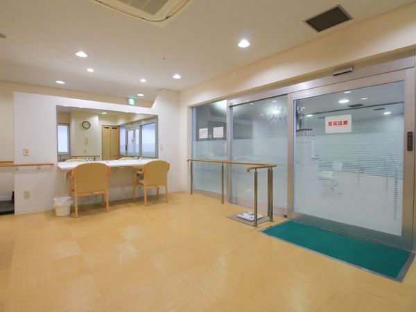 明るい空間の洗面台と通路