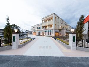 明るい施設の外観  