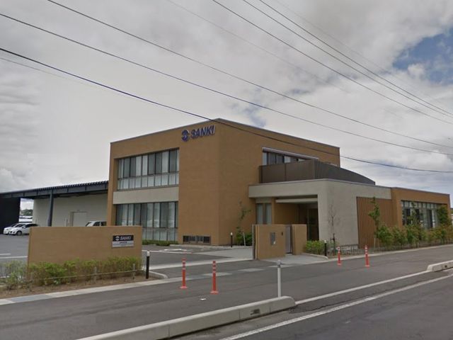 広い駐車場がある外観 外観 駐車場が広く取られていますので、通勤や訪問時の駐車が便利です。周囲の緑も特徴的です。
