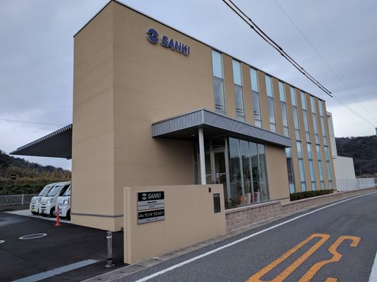 モダンな商業ビル外観