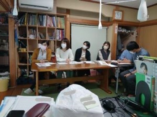 机を囲む会議室  