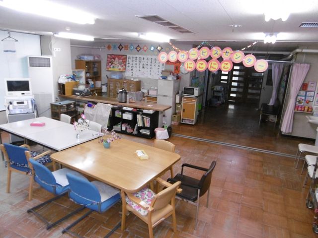 広々とした集会室 多目的室 広々とした空間で、利用者同士の交流や様々な活動が行えます。明るい雰囲気で快適に過ごせます。