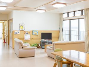 明るい共有リビング  