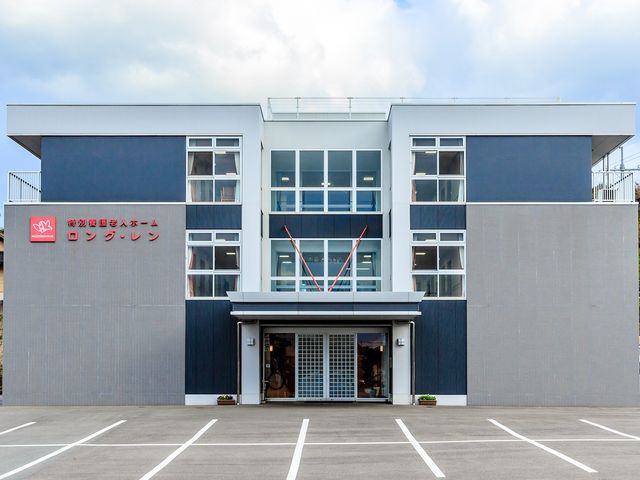 整然とした駐車場のある建物 外観 広い駐車スペースが確保されていますので、車でのアクセスが便利です。建物はモダンなデザインが魅力です。