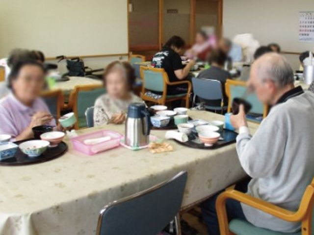 賑やかな食堂 食堂 広々とした食堂で、利用者の方々が和やかに食事を楽しむ様子です。明るく開放的な空間です。