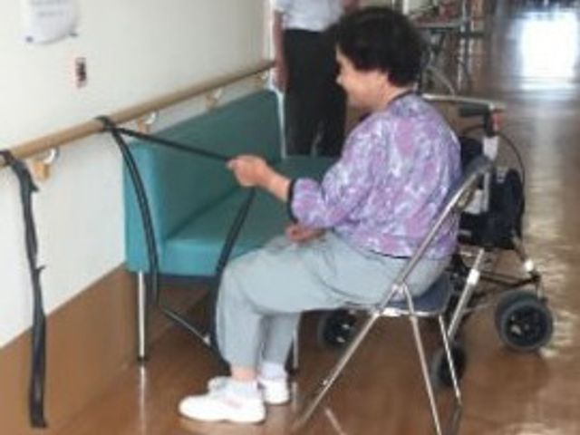 活動中の廊下 廊下 明るい廊下で行われるリハビリ活動です。快適な環境で自主訓練が行えます。