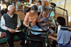 椅子に座る人々の様子