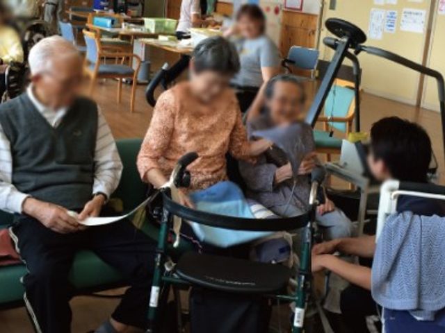 椅子に座る人々の様子 ラウンジ 広いスペースで、椅子に腰掛けながら穏やかなひとときを過ごせます。スタッフが親切にサポートします。