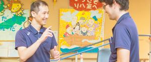笑顔で話すスタッフ達ラウンジ