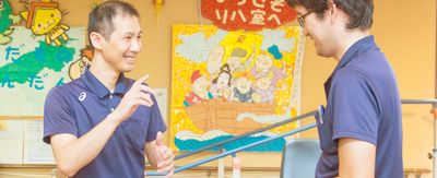 笑顔で話すスタッフ達ラウンジ