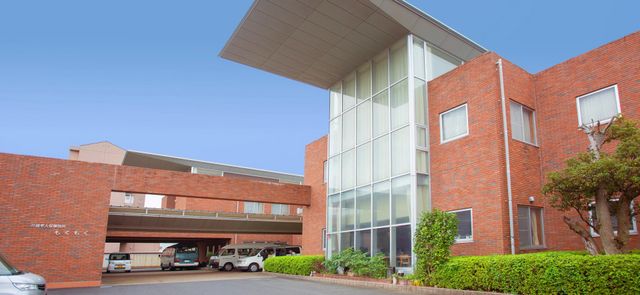 車が並ぶレンガ建物外観 外観 レンガ調の建物の入り口です。ガラス窓が施され、自然光が差し込みます。明るく開放的です。