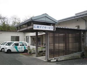 施設の外観と送迎車です  