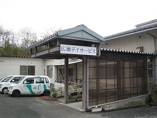 施設の外観と送迎車です  