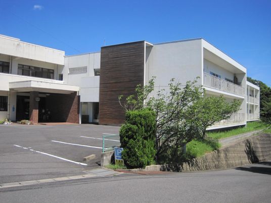 明るい外観の建物  