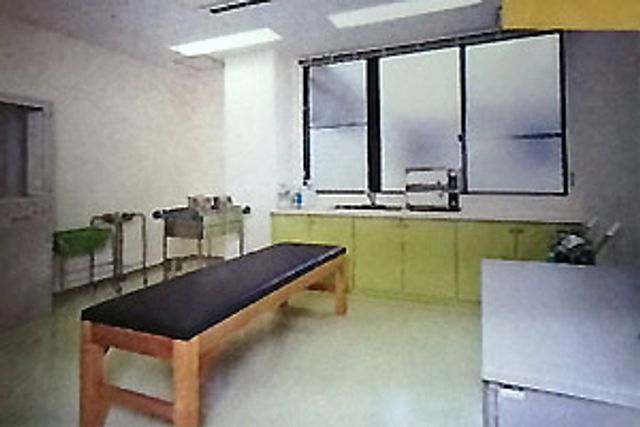 設備が整った機能訓練室 機能訓練室 広々としたスペースで、使いやすいレイアウトが特徴の訓練室です。自然光が明るく入ります。