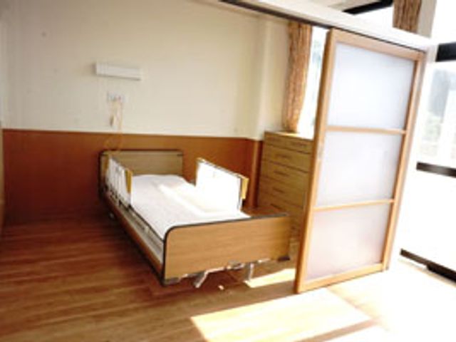 開放感ある個室 居室 大きな窓から自然光が差し込む明るい居室です。引き戸が設置され、プライバシーも確保されています。