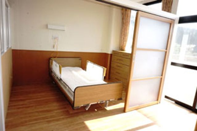 開放感ある個室 居室 大きな窓から自然光が差し込む明るい居室です。引き戸が設置され、プライバシーも確保されています。