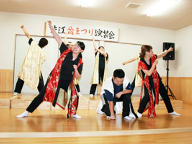 活気あふれるダンスの演舞 多目的室 多目的室での演舞が行われ、活気に満ちた雰囲気を感じられます。楽しく働く姿勢が伝わってきます。