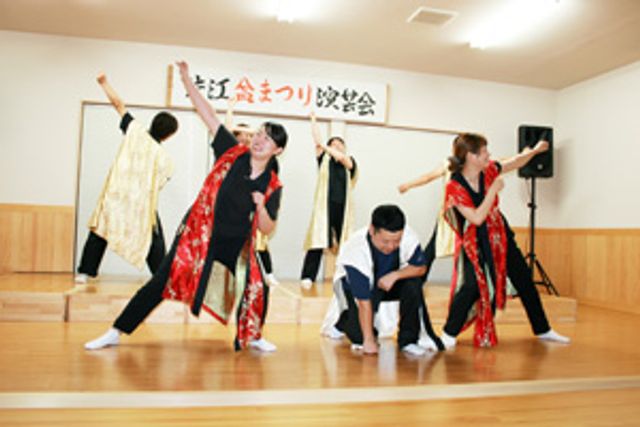 活気あふれるダンスの演舞 多目的室 多目的室での演舞が行われ、活気に満ちた雰囲気を感じられます。楽しく働く姿勢が伝わってきます。