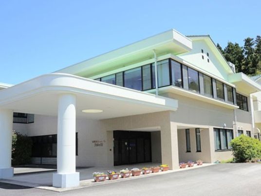 明るい外観の建物入口  