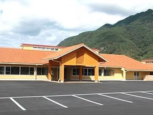 山を背にした施設外観  
