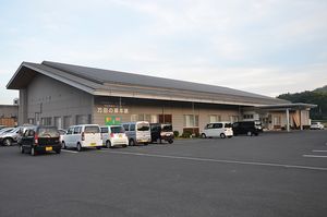広い駐車場の外観