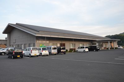 広い駐車場の外観