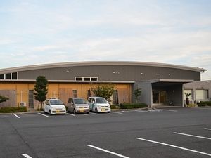 施設の外観と駐車場  