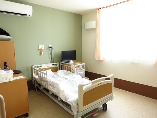 明るい個室の居室  