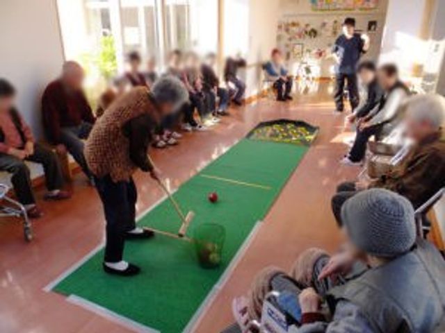 楽しいゲームの様子 多目的室 明るい室内で楽しむことができる活動の場です。多様なレクリエーションが充実しています。