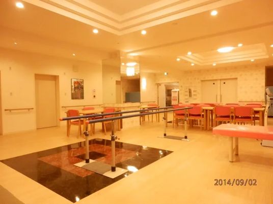 明るい食堂の広い空間  