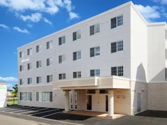 白い建物の外観  