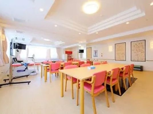 広い食堂と訓練機器のある部屋  
