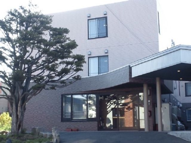 エントランス外観 外観 広々とした開放感のあるエントランスは、訪れる方にやすらぎを提供します。明るく清潔感にあふれ、新しい職場としてご期待いただける環境です。