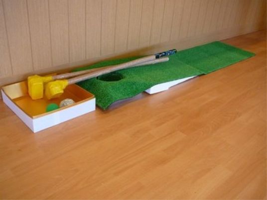 緑のカーペットとゲーム用具