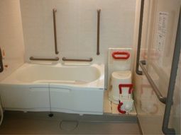 バリアフリーの快適浴室