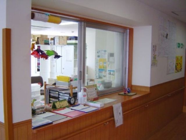 フロントデスクの様子 ヘルパーステーション 広々とした受付スペースがあり、明るく落ち着ける雰囲気が漂っています。スタッフの顔が見える造りで、訪れる方々の心安らぐ対応を実現しています。