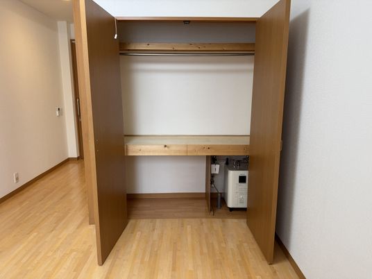 広いクローゼットのある部屋