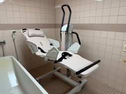 安全設備が整った浴室