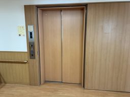 木製のエレベーター扉