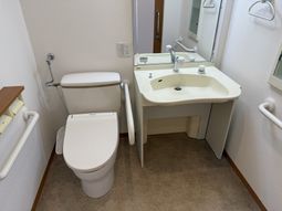 手すり付きのトイレ