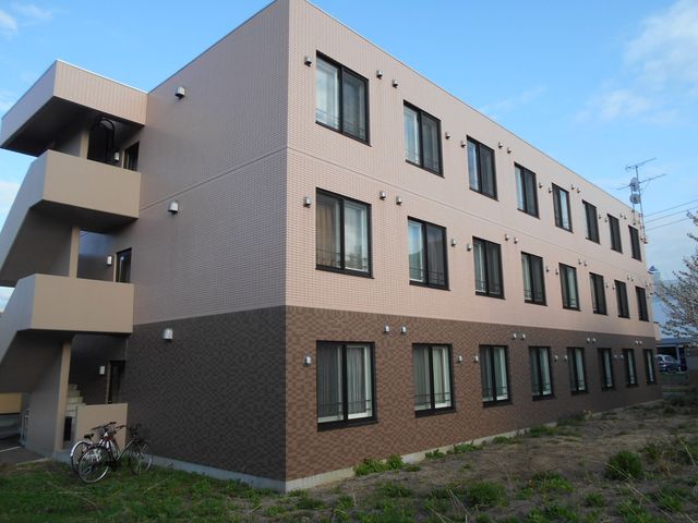 外観 外観   落ち着いた色合いの建物で、窓が多く明るい印象です。外階段やバルコニーも見え、居室への出入りが想像しやすい外観です。