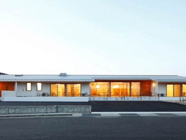 大きな窓の外観 外観 広々とした大きな窓から自然光が差し込み、明るい雰囲気を演出しています。